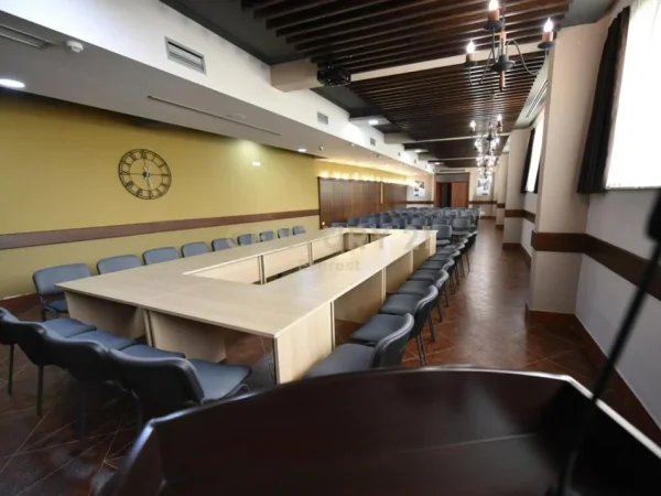 Tirane, jepet me qera ambjent biznesi , 8.079 m² 45.000 € 