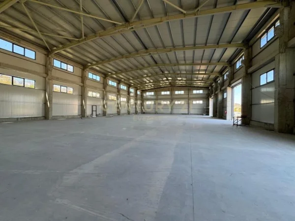 Tirane, jepet me qera ambjent biznesi , 2.500 m² 7.500 € 