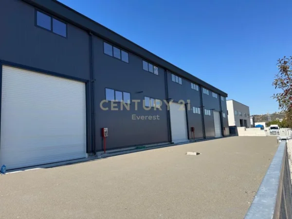 Tirane, jepet me qera ambjent biznesi , 2.500 m² 7.500 € 