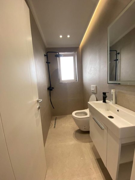 Tirane, jepet me qera apartament 2+1 Kati 10, 240 m² 1.500 € 