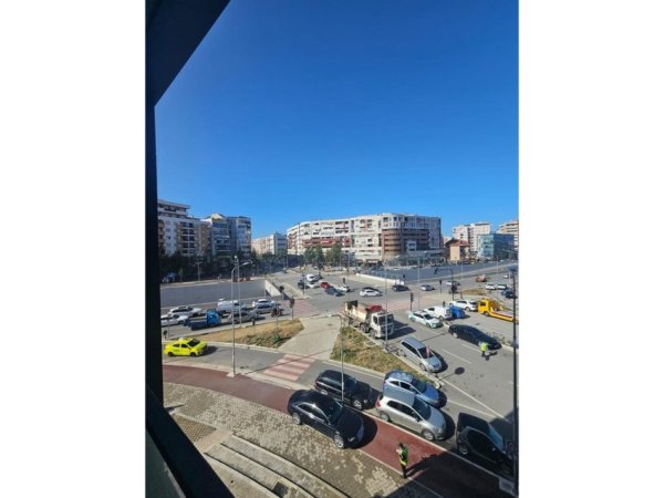 Tirane, jepet me qera zyre Kati 1, 130 m² 900 € (Astir)