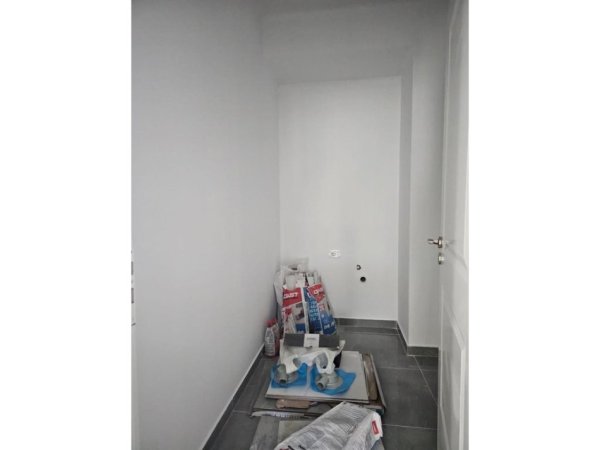 Tirane, jepet me qera zyre Kati 1, 130 m² 900 € (Astir)