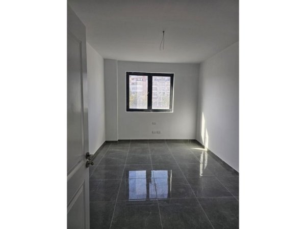 Tirane, jepet me qera zyre Kati 1, 130 m² 900 € (Astir)