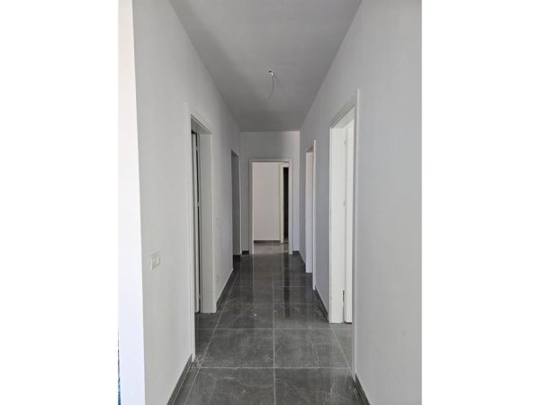 Tirane, jepet me qera zyre Kati 1, 130 m² 900 € (Astir)