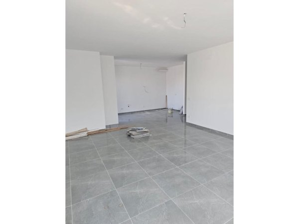 Tirane, jepet me qera zyre Kati 1, 130 m² 900 € (Astir)