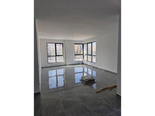 Tirane, jepet me qera zyre Kati 1, 130 m² 900 € (Astir)