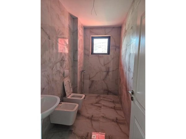 Tirane, jepet me qera zyre Kati 1, 130 m² 900 € (Astir)