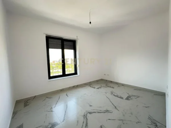 Tirane, jepet me qera zyre Kati 4, 83 m² 850 € (Stacioni Trenit)