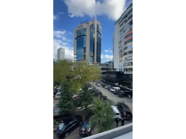 Tirane, jepet me qera ambjent biznesi Kati 3, 217 m² 3.000 € 