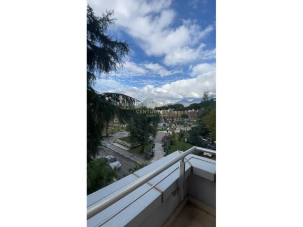 Tirane, jepet me qera ambjent biznesi Kati 3, 217 m² 3.000 € 