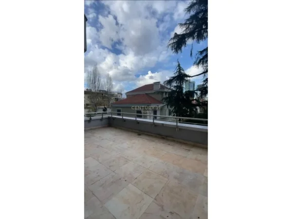 Tirane, jepet me qera ambjent biznesi Kati 3, 217 m² 3.000 € 