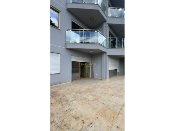 Tirane, jepet me qera ambjent biznesi Kati 3, 217 m² 3.000 € 