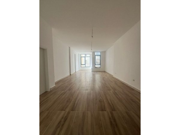 Tirane, jepet me qera ambjent biznesi Kati 1, 72 m² 1.300 € (Rruga e Durresit)