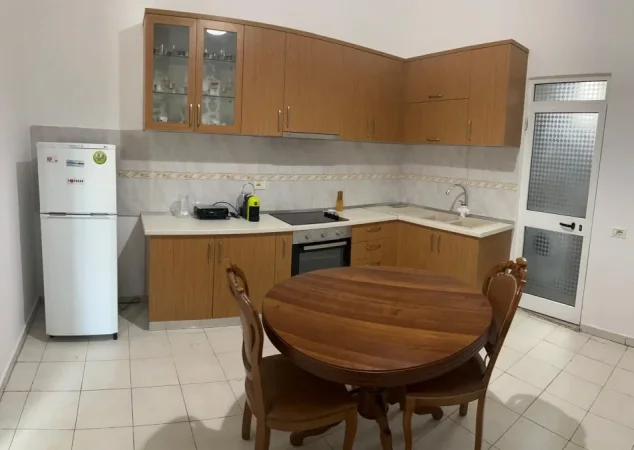 Tirane, jepet me qera apartament 1+1 Kati 2, 150 m² 500 € (selvia)