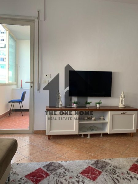 Tirane, jepet me qera apartament 1+1+Ballkon Kati 4, 70 m² 600 € (KRISTAL - CENTER)