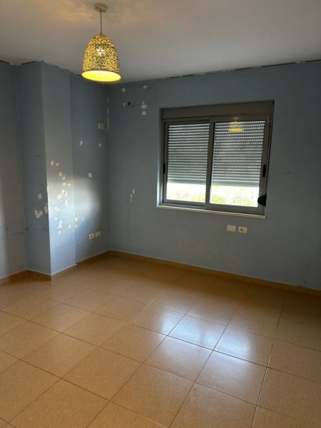 Tirane, jepet me qera apartament 3+1+Aneks+Ballkon Kati 3, 210 m² 1.000 € (rruga peti liqeni thate)