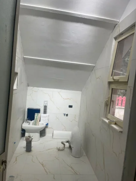 Tirane, jepet me qera apartament 1+1 Kati 1, 400 € (Kopshti Zologjik)