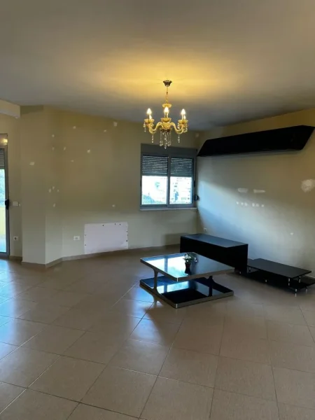 Tirane, jepet me qera apartament 3+1+Aneks+Ballkon Kati 3, 210 m² 1.000 € (rruga peti liqeni thate)