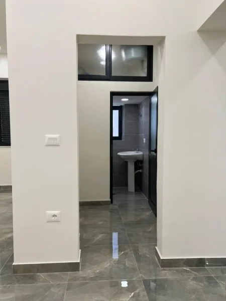 Tirane, shitet dyqan Kati 0, 70 m² (stadiumi dinamo)