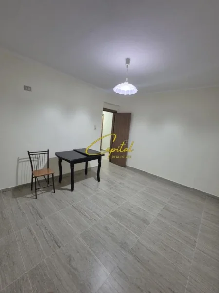 Tirane, jepet me qera apartament 1+1 Kati 4, 60 m² 400 € (ISH TREGU ELEKTIRK)