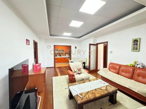 Tirane, jepet me qera apartament 3+1 Kati 2, 144 m² 1.200 € (RRUGA E BOGDANEVE)