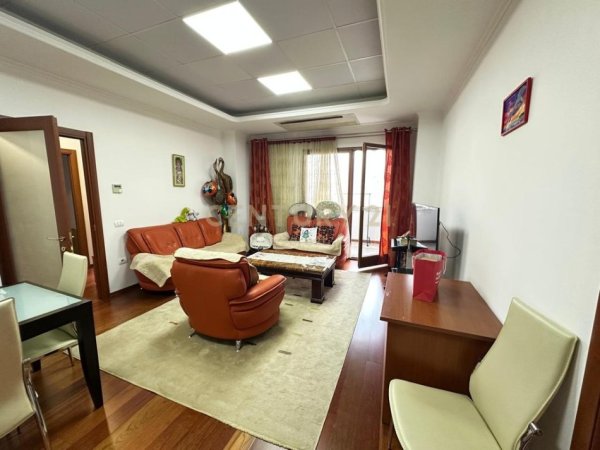Tirane, jepet me qera apartament 3+1 Kati 2, 144 m² 1.200 € (RRUGA E BOGDANEVE)