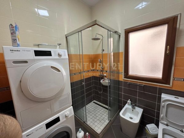 Tirane, jepet me qera apartament 3+1 Kati 2, 144 m² 1.200 € (RRUGA E BOGDANEVE)