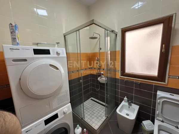 Tirane, jepet me qera apartament 3+1 Kati 2, 144 m² 1.200 € (RRUGA E BOGDANEVE)