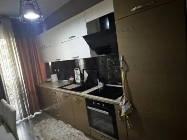 Tirane, jepet me qera apartament 1+1+Ballkon Kati 4, 60 m² 400 € (Pallatet Cabej, Perbale Bar Helios)