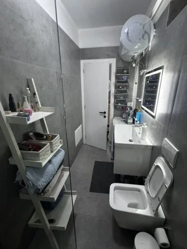 Tirane, jepet me qera apartament 1+1+Ballkon Kati 4, 60 m² 400 € (Pallatet Cabej, Perbale Bar Helios)