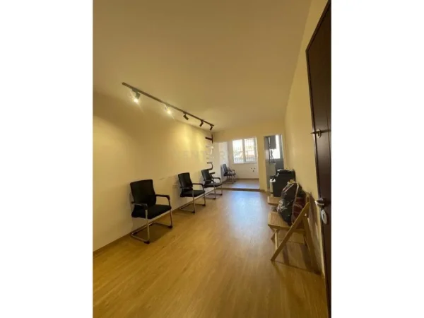 Tirane, jepet me qera zyre Kati 0, 40 m² 700 € (BLV. ZOGU I PARE)