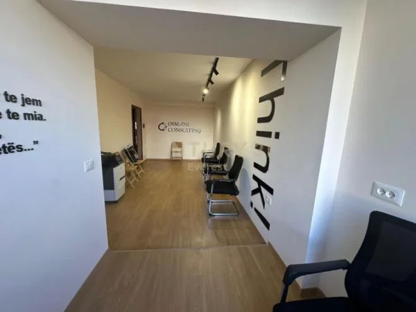 Tirane, jepet me qera zyre Kati 0, 40 m² 700 € (BLV. ZOGU I PARE)