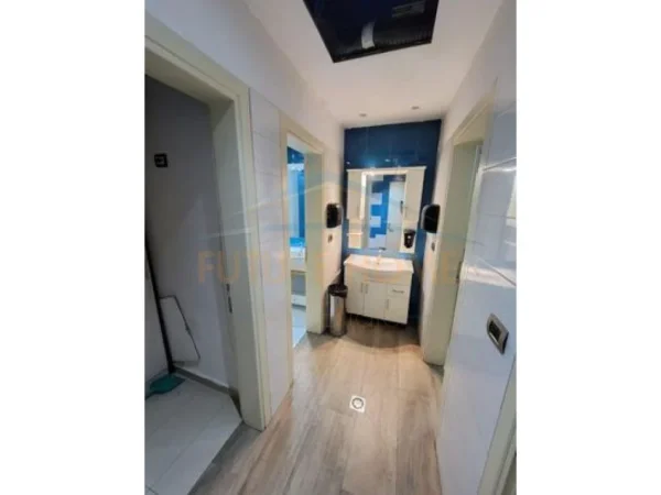 Tirane, shitet garsonier 4+1 Kati 0, 200 m² 650.000 € (Bllok prane LSI)