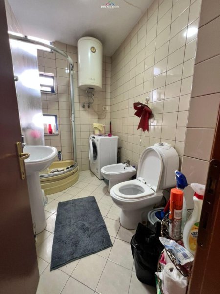 Tirane, jepet me qera apartament 1+1+Ballkon Kati 9, 55 m² 750 € (rruga kosovareve)