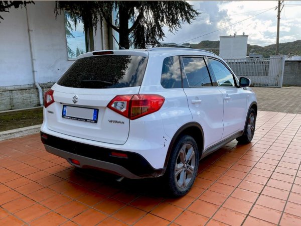Tirane, shes SUV SUZUKI VITARA 1,6 Benzinë mund të kthehet 100% me GAZ - 10.500 €