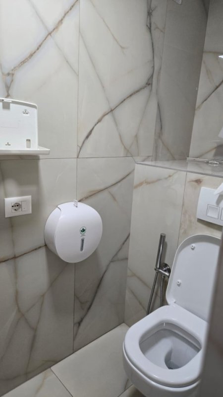 Tirane, jepet me qera dyqan Kati 0, 60 m² 450 € (BRRYLI)