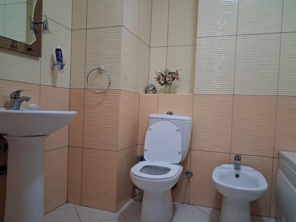 Tirane, jepet me qera 1+1 Kati 4, 70 m² 800 € (RRUGA BARDHOK BIBA)