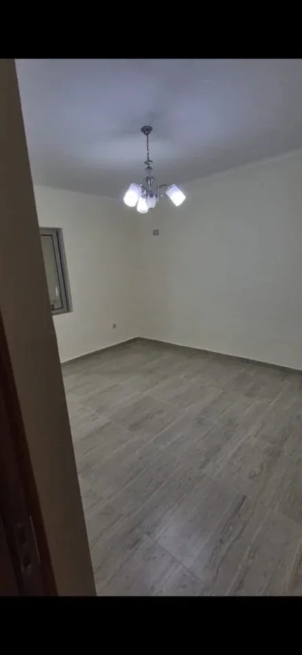 Tirane, jepet me qera 1+1 Kati 4, 60 m² 400 € (ALI DEMI)