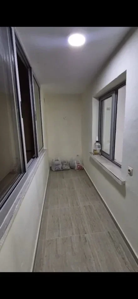 Tirane, jepet me qera zyre Kati 4, 60 m² 400 € (ALI DEMI)
