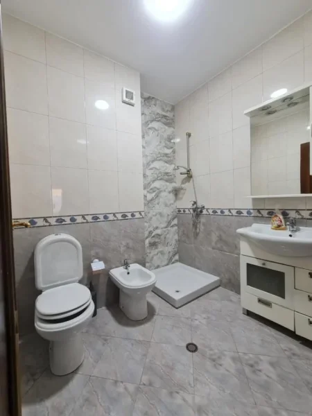 Tirane, shitet apartament 3+1+Ballkon Kati 3, 138 m² 295.000 €
