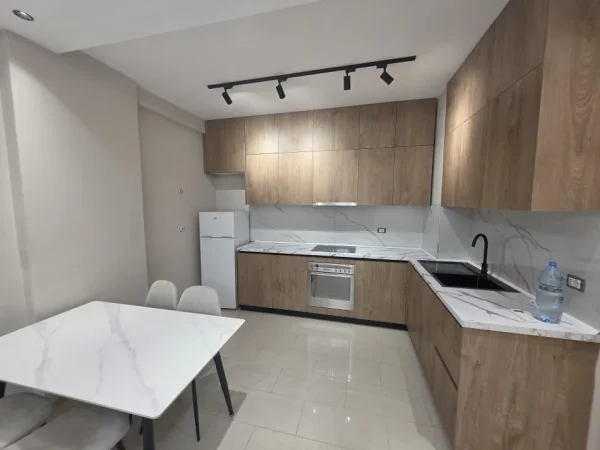 Tirane, jepet me qera apartament 2+1 Kati 7, 98 m² 600 € (ASTIR)