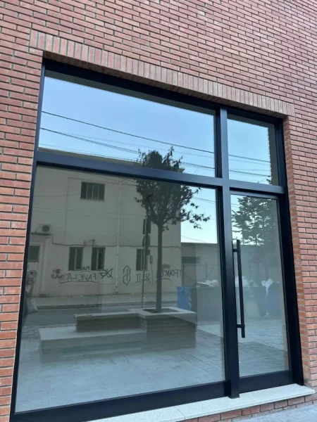 Tirane, jepet me qera ambjent biznesi Kati 0, 54 m² 900 € (Rruga Bedri Karapici)