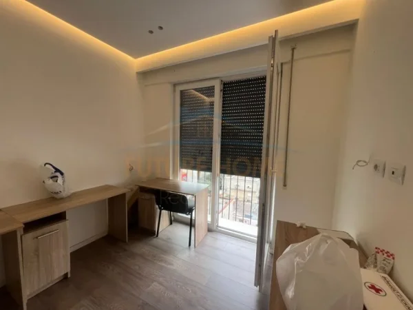 Shitet, Apartament 3+1+2,   21 Dhjetori, 300.000 €