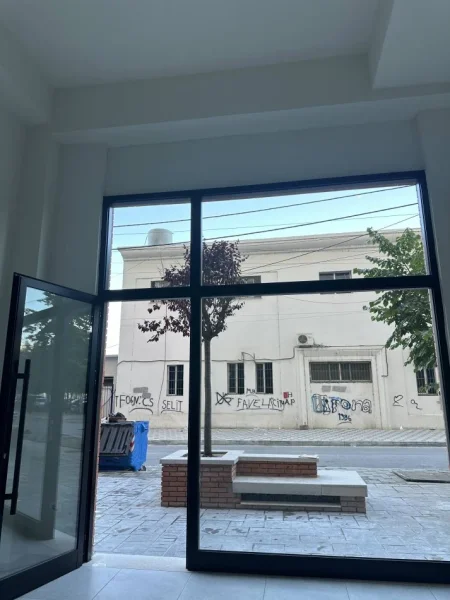 Tirane, jepet me qera ambjent biznesi Kati 0, 54 m² 900 € (Rruga Bedri Karapici)