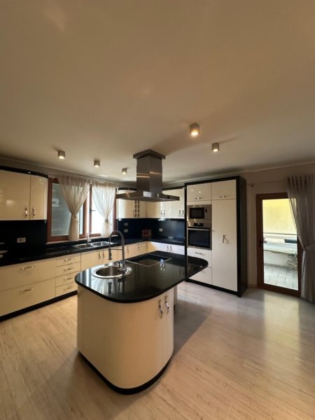 Tirane, shitet apartament 3+1 Kati 8, 142 m² (Rruga Mikel Maruli)