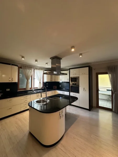 Tirane, shitet apartament 3+1 Kati 8, 142 m² (Rruga Mikel Maruli)