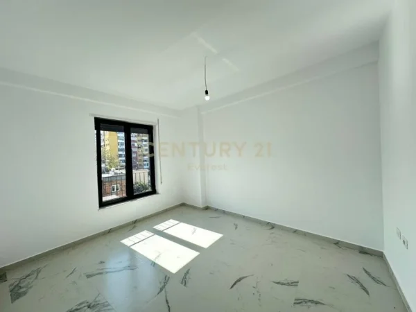 Tirane, jepet me qera zyre Kati 4, 92 m² 850 € (Stacioni Trenit)