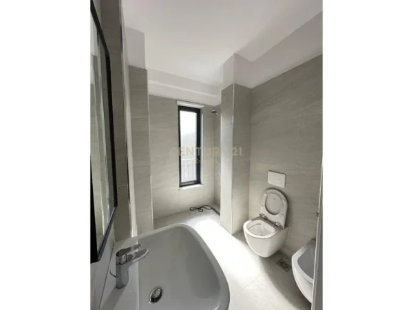 Tirane, jepet me qera zyre Kati 4, 92 m² 850 € (Stacioni Trenit)