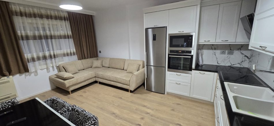 Tirane, jepet me qera nga Pronari, pa-komision apartament 1+1+Ballkon Kati 3, 65 m² (Komuna e Parisit te Lulishtja)