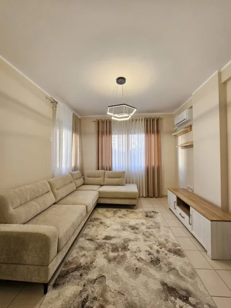 Tirane, jepet me qera apartament 2+1+Ballkon Kati 3, 100 m² 550 € (Loni ligori)